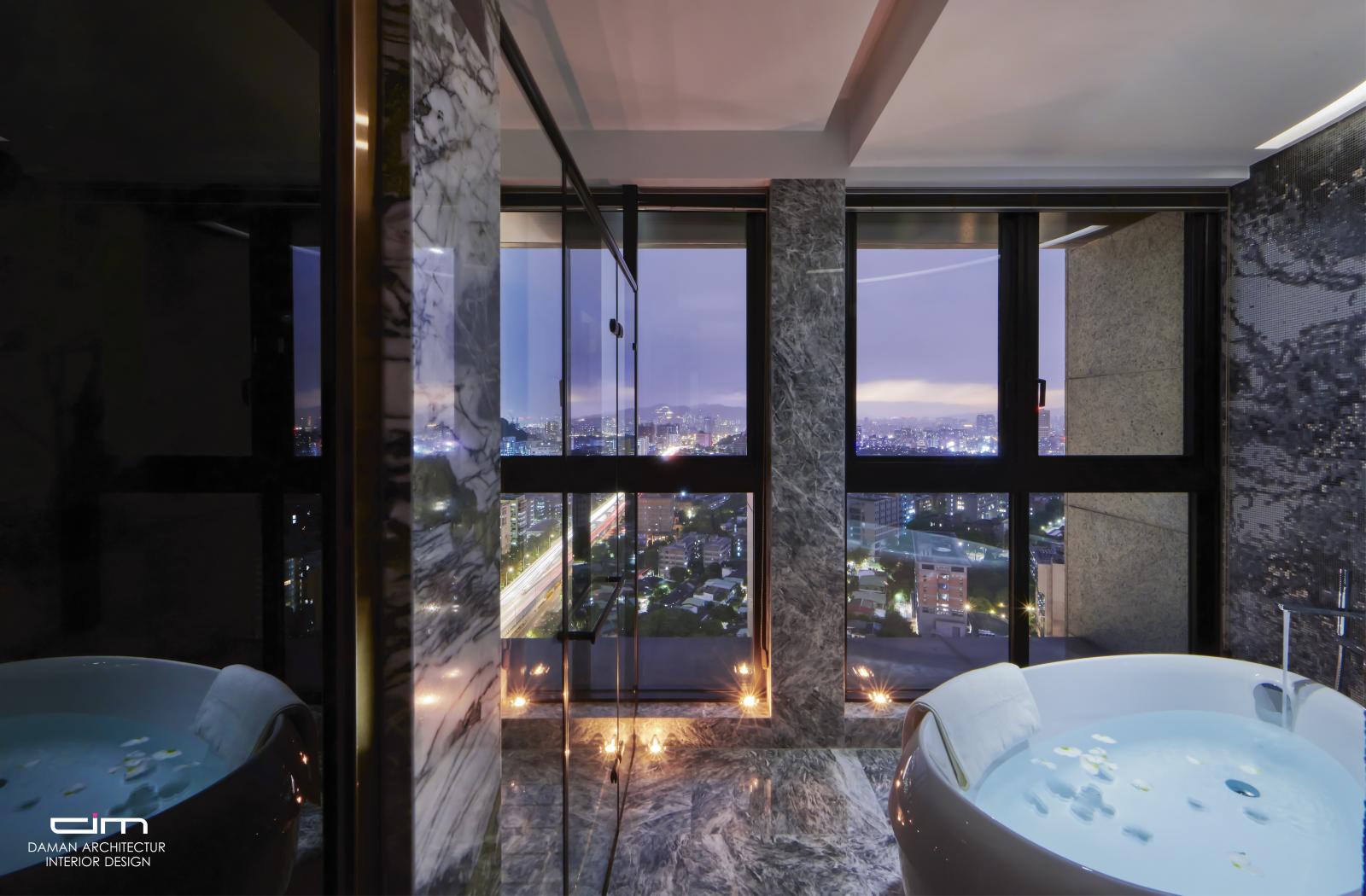 後現代奢華的豪宅浴室，結合夜景，企業主可以沐浴在自然中，盡情放鬆。